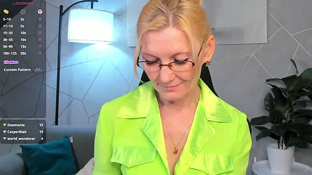 Julie_Lucas live cam preview