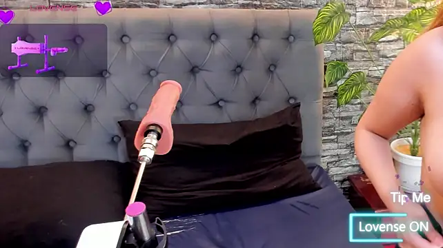 AngeliqueGirard live cam on StripChat