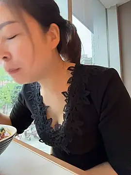 yaoyao8888 (F milf) - 给大哥们漏胸2分钟