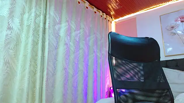 Lucy_1825_ live cam on StripChat