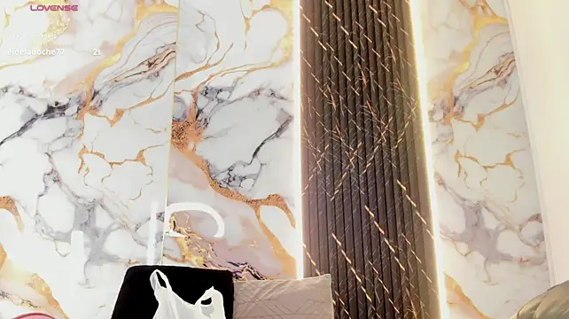 ZOETTAYLOR live cam preview