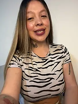 Bruja_lu live cam on StripChat