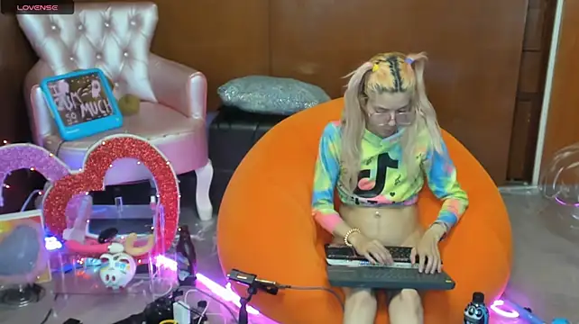 Skinygirl live cam on StripChat