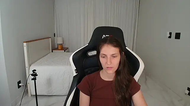 upssnowy (F young) - Show ass no panties