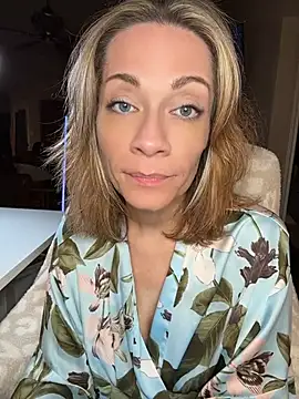 edendelilah1 (F milf) - Lotion on tits