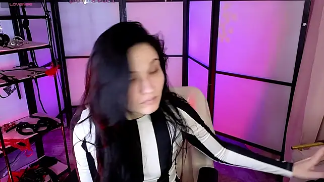 SharpSilence live cam on StripChat
