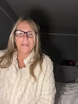 Blondnboujee53 live cam on StripChat