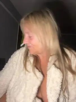 Blondnboujee53