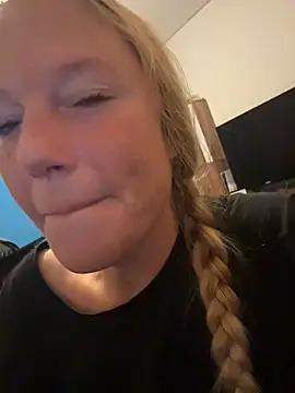MoniqueLaFee live cam on StripChat