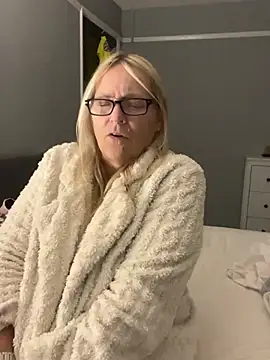 Blondnboujee53 live cam on StripChat