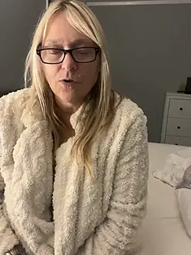 Blondnboujee53