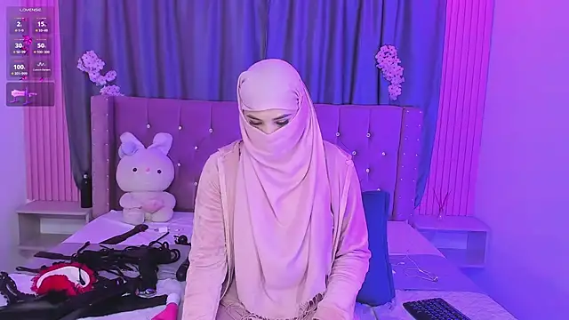 Nayla-Mouna live tattoo cam