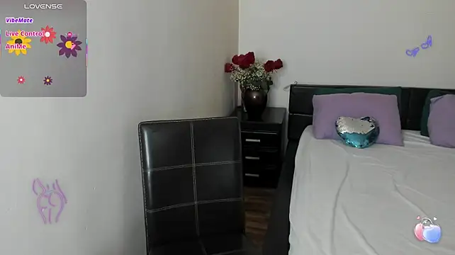 GoldenLunaa live cam on StripChat