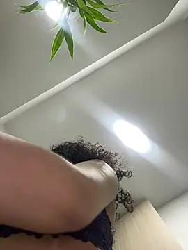 Curlyierr live cam on StripChat