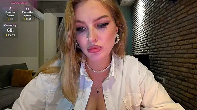 fifteenpoem live cam on StripChat