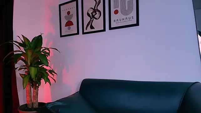 sarahyatess live cam on StripChat