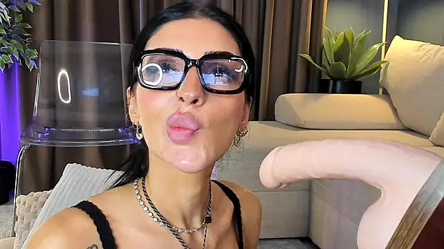 BrainyBelle live cam preview
