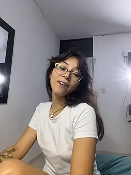 LararCrow live cam preview