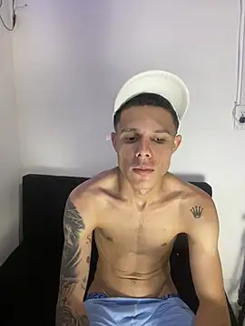 LuiguiMoore live cam on StripChat