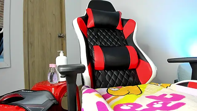 CandyyyPinkyyy live cam on StripChat