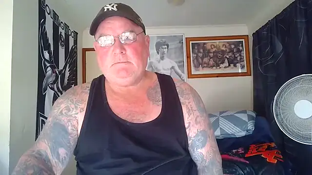 KINKYBLUEYES69 live cam on StripChat