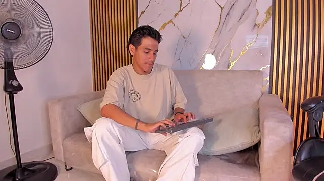 oliverSky_ live cam on StripChat