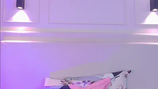 NaomiKlarc live cam on StripChat