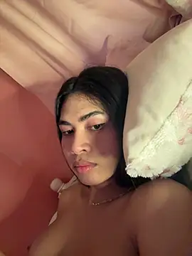 Alluring_Laura