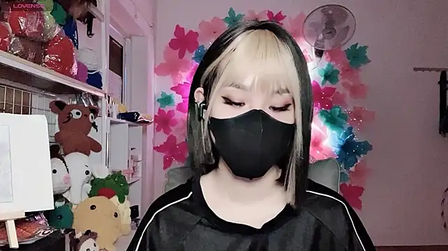 Tieu-May live cam on StripChat