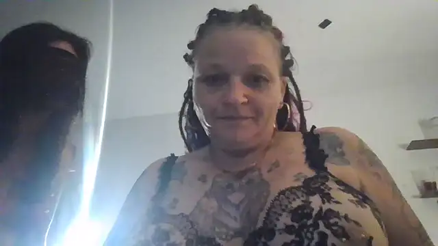 LyricRose85 live cam on StripChat