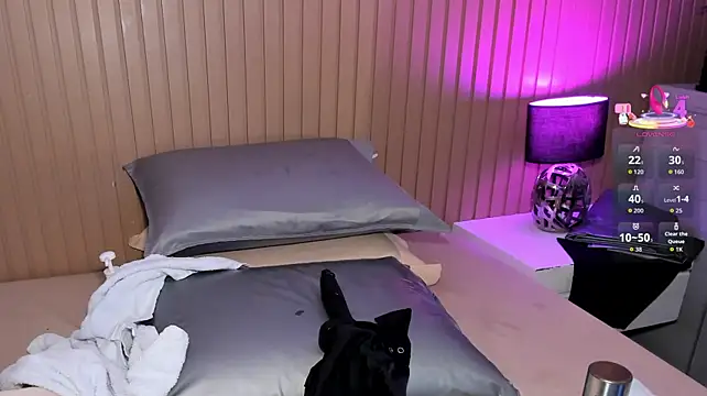 klhoe_boobs