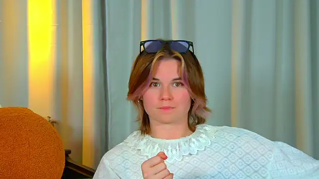 AliceAllard live cam preview