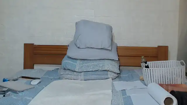 awild_kitten live cam on StripChat