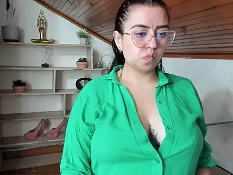 Mariana_Rusell live cam on StripChat