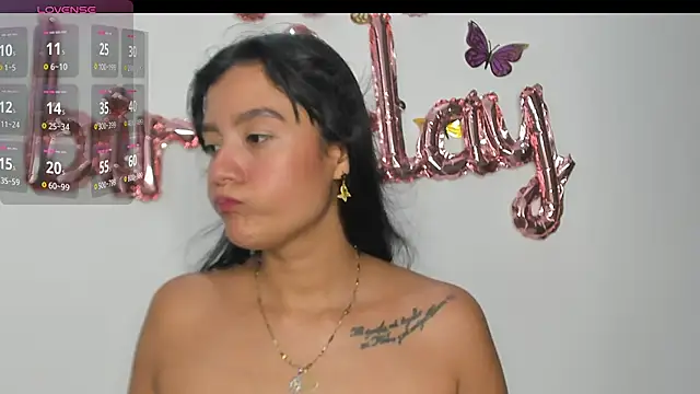 charlottekiss99 live cam on StripChat
