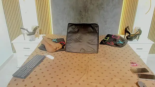 NahomyOwen live cam preview