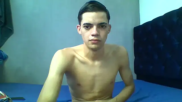 Latinos_2001 live cam on StripChat