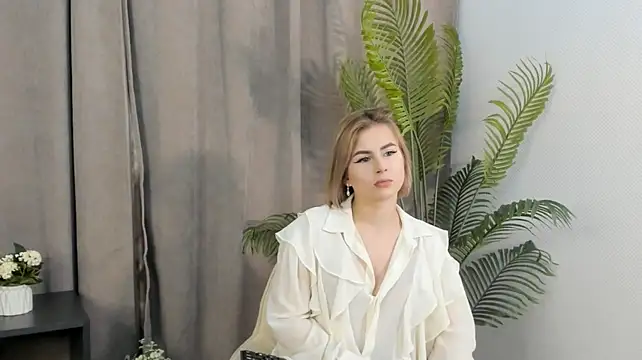 CarmelitaRamella live cam on StripChat