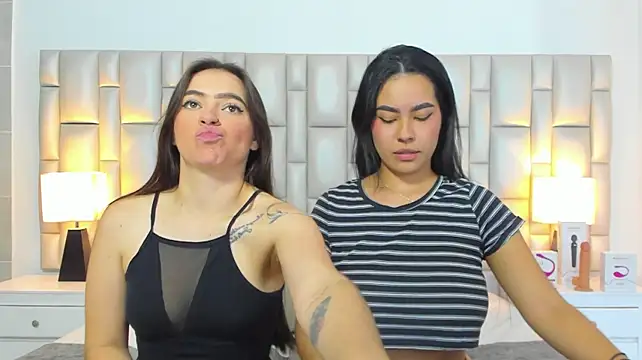 paola_katy_dicks Live Webcam on Stripchat