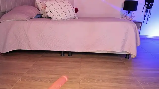 Tylla__ live cam preview
