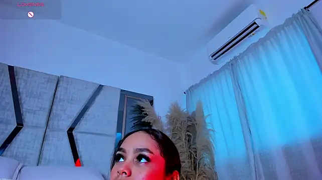 CarolineFyre live cam preview