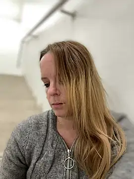 sexymilf_1987 (F milf) - Plug 5 min
