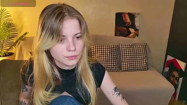 LisaRainbow live cam on StripChat