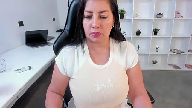 natural_bigboobs live cam preview