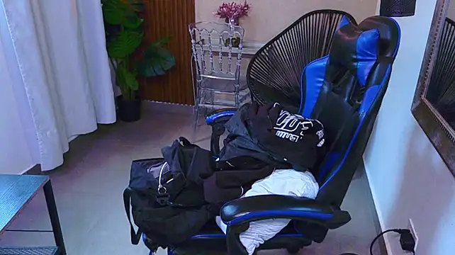 Kenya--Buhle live cam on StripChat