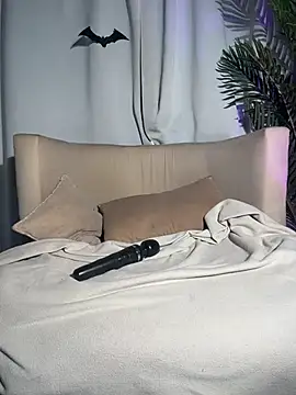 MiaFoxie_ live cam on StripChat
