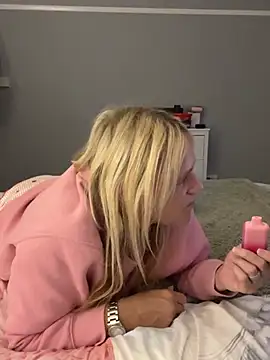 Blondnboujee53