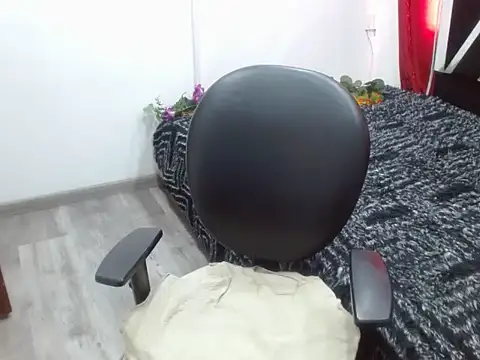 Emma_kitty1 live sex cam