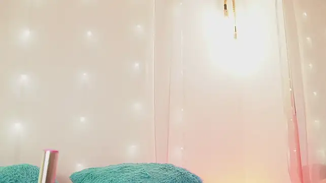 saraBow live cam preview