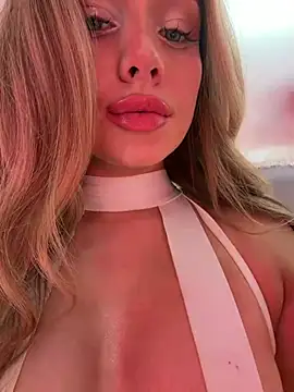 SIlviaBeyt live cam on StripChat